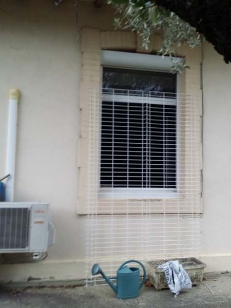 grille devant la fentre